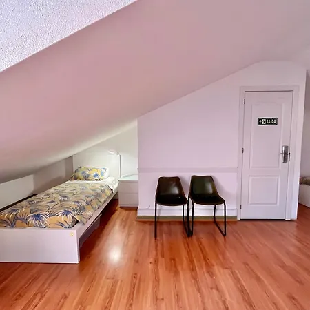 Ljmonade Hostal *